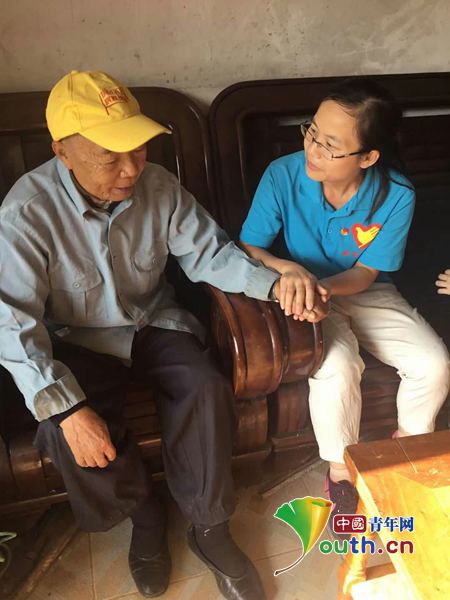 100岁抗战老兵韦忠诚向东兰县志愿者讲述抗战故事。陆亦齐 供图