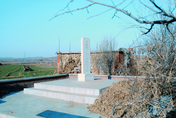 8-1河南战役牺牲烈士纪念碑 拍摄人：孙玉光 拍摄时间：2010年11月.jpg