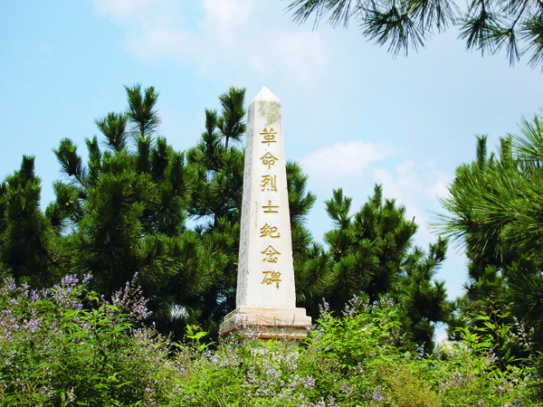 12-1灵山革命烈士纪念碑　拍摄人：谢志成　拍摄时间2006年9月14日.jpg