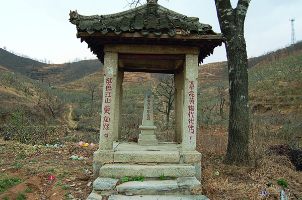13-1大韩家革命烈士纪念碑 拍摄人：刘明久 拍摄时间：2011年4月.jpg