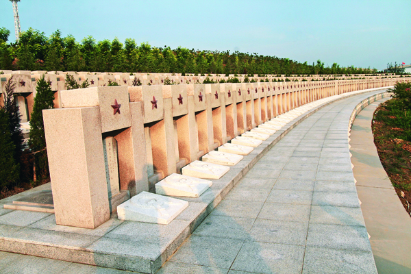 6-4 渤海革命老区纪念园烈士墓 拍摄人：不详 拍摄时间 2010年.jpg