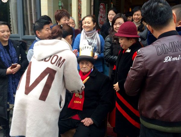 重庆合川：60余名志愿者AA制为九旬抗战老兵过生日