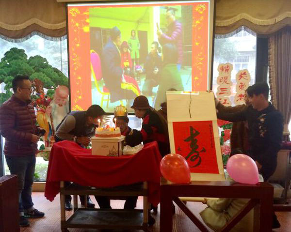 重庆合川：60余名志愿者AA制为九旬抗战老兵过生日