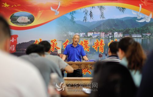 在小顺村，当地文史专家王谋广在讲述小顺抗战历史 (1)