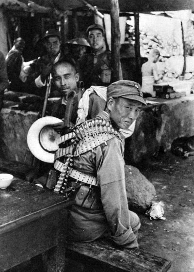 驻守北平的二十九军战士肩上背着机枪子弹袋，挂着传统的中国大刀。刊于1937年8月28日英国《伦敦新闻画报》。