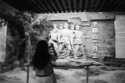 纪念馆内的老帽山六壮士塑像。本报记者杨旗