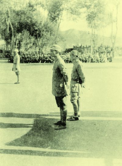 八路军冀热察挺进军在斋堂镇整军，司令员兼政委萧克讲话。