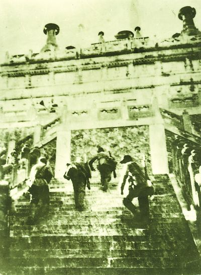 八路军攻占香山碧云寺。