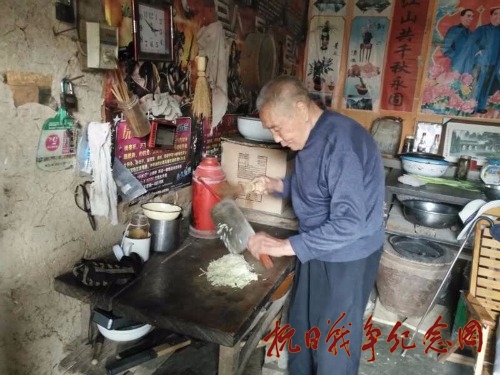 志愿者来到老兵家里，看到老人在为儿子和自己做饭。
