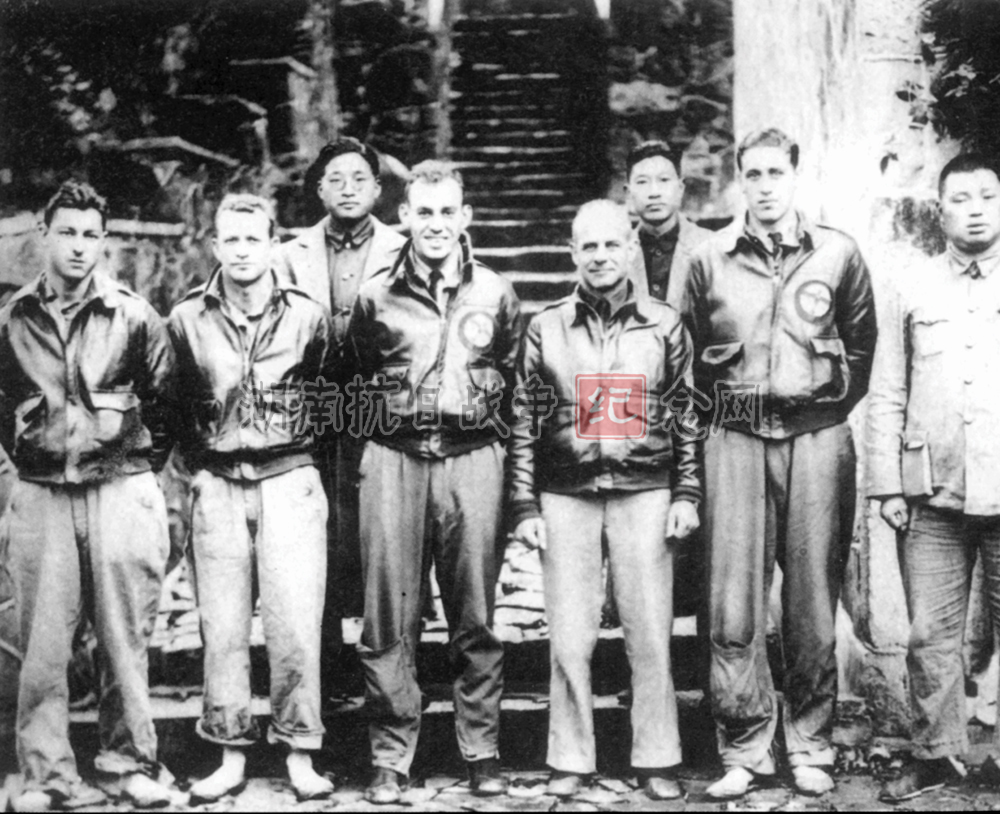 “杜立德”轰炸行动组人员与拯救他们的中国人在一起，中国年长者为杜立德，他左边为科尔
