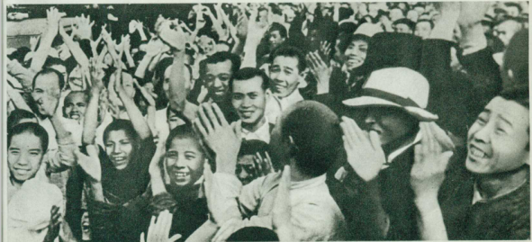备受日军十四年蹂躏之苦的东北人民，热烈欢庆光复