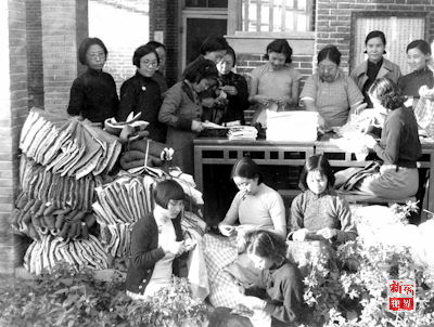 ↑1937年10月,中国妇女慰劳将士会同仁赶制军需棉衣。 （图片摘自《抗战·记忆》画册） 