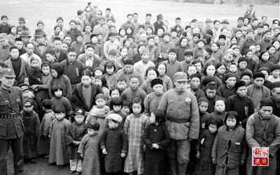 ↑1940年1月1日，重庆市出征军人家属慰问大会上，出征军人家属合影。（图片摘自《抗战·记忆》画册）