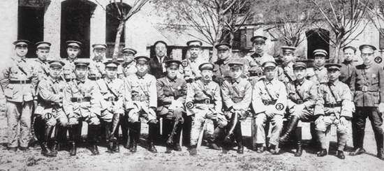 1928年5月3日上午，蔡公时与山东交涉署工作人员合影。当晚，蔡公时及16名工作人员即遭日军杀害。