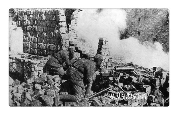 1938年6月至10月，中国军队先后集结近百万人，在武汉地区与日军展开会战，歼敌近4万人，消耗了日军的有生力量。图为中国军队的机枪阵地。