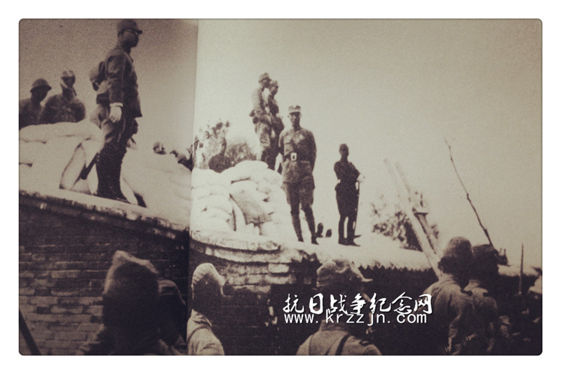 中国军官和日军对峙。 