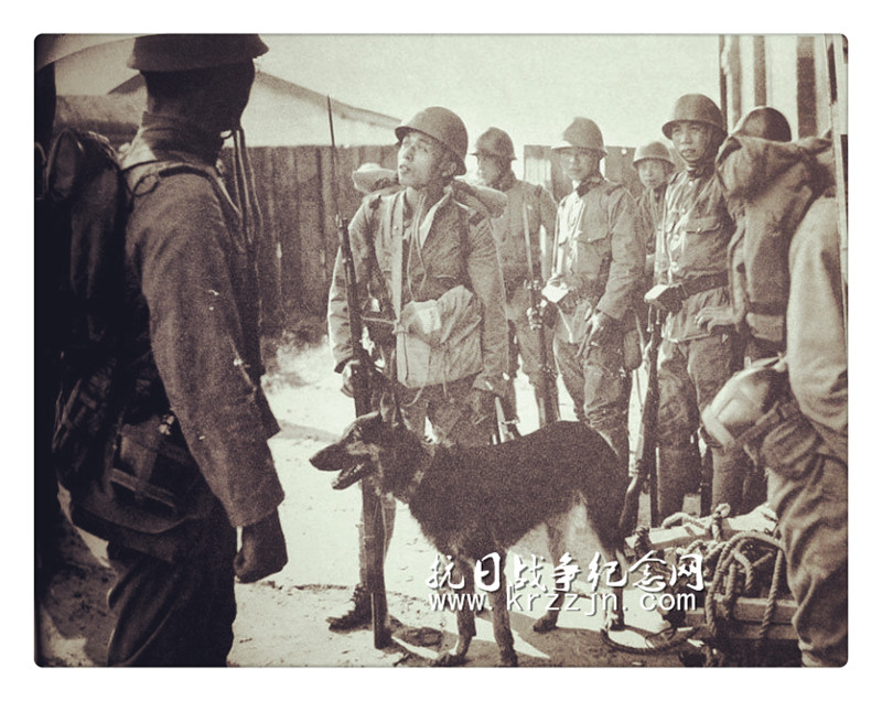 日军部队乘火车赶到增援。