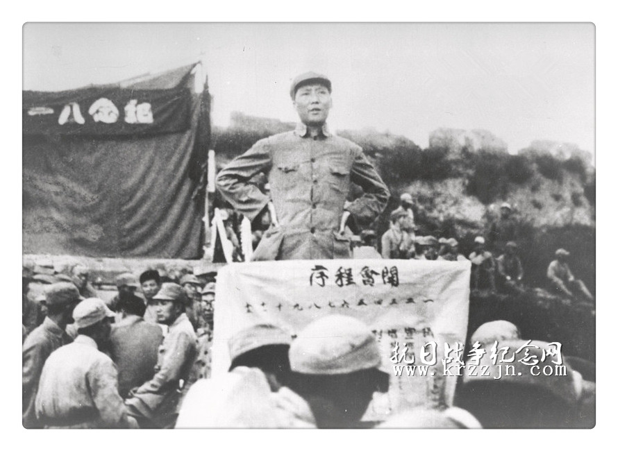 1938年8月1日，毛泽东同志在抗大四期学员毕业大会上讲话。_副本