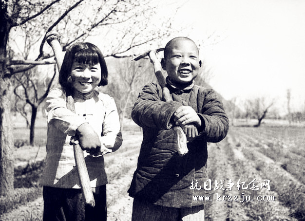 兄妹开荒——1942年叶昌林摄影
