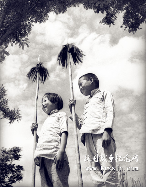 图为放哨的儿童团员——1940年石少华摄影