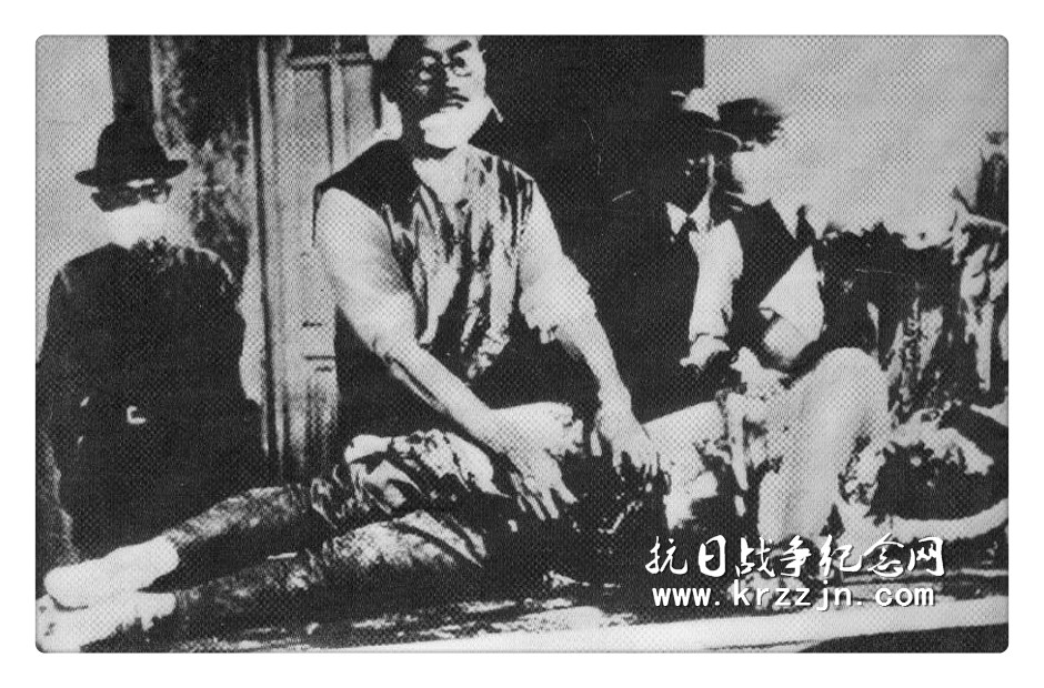 日军在用各种细菌武器进行活人感染试验时，为了使爆炸的弹片不至于穿透被试验者的头部和胸部而毙命，实验前，给他们戴上铁帽子，穿上用铁板制成的防护用具，把四肢和臀部留在外面，以便炸伤这些部位而被感染。图为日军进行活体解剖。