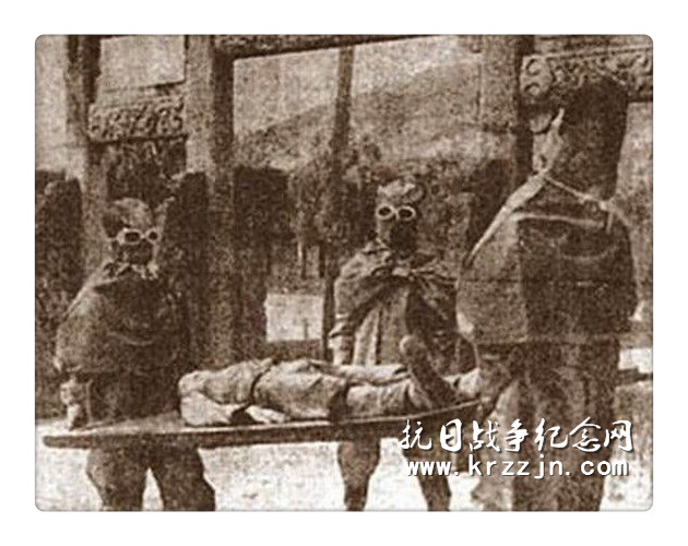 伪康德11年(1944年)2—3月间，七三一部队用活人进行鼠疫弹感染试验时，40名被试验者集体逃跑，日本兵开动汽车追赶“逃犯”，并将他们一个一个地全部压死撞死。图为日军士兵运送实验对象。