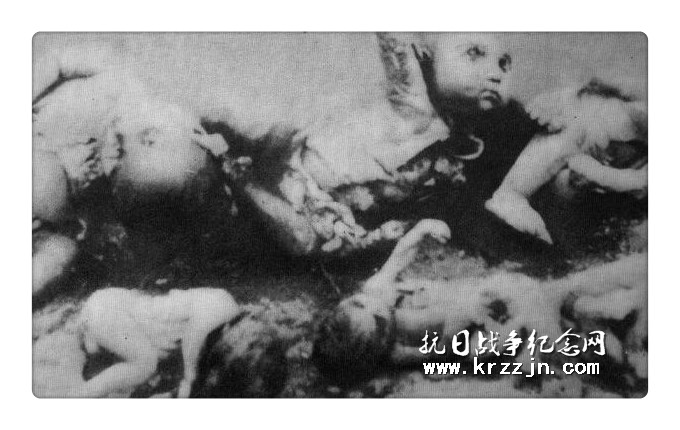 伪康德10年(1943年)末，七三一部队在安达特别靶场上用活人进行炭疽热细菌传染试验。把10个被试验者绑在间隔为5米的铁柱子上，在距被试验者50米以外的地方，用电流引爆一颗开花弹，受试验的人被弹片炸伤，立刻受到炭疽热病菌的传染。图为在实验中丧生的婴儿及胎儿。