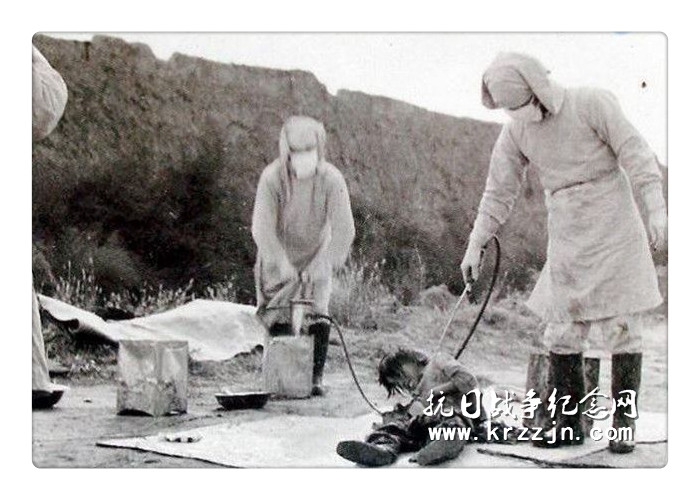 他们将4名中国人反绑在木桩上，轰炸机从150米高度投下“石井式炸弹”。炸弹在50米高处爆炸，里面装的炭疽菌散满靶场，被试验者均被细菌感染。图为日军对实验对象消毒。