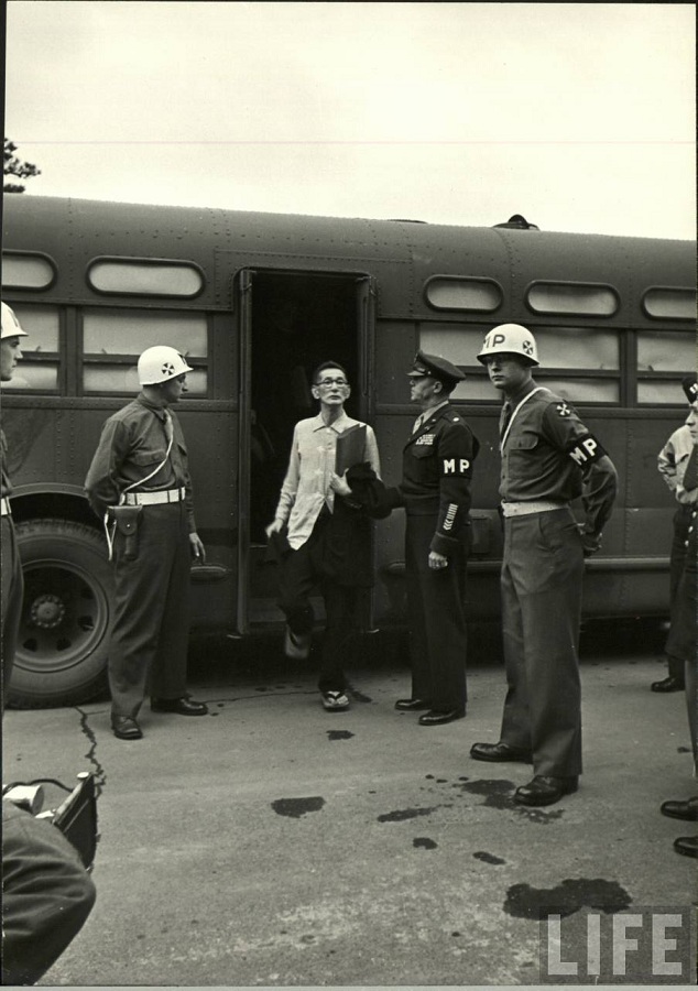 1946年，从囚车走下来步入远东国际军事法庭的大川周明。