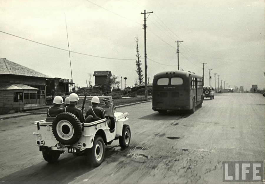 1946年，押送战犯去往远东国际军事法庭的路上，囚车前后都有美国军警守卫。