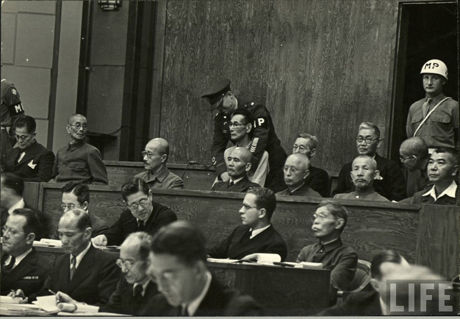 1946年，远东国际军事法庭被告席上神态各异的日本战犯。