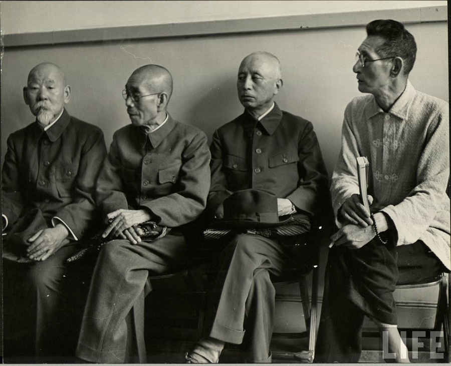 1946年 等候传讯的南次郎（左），接受传讯的大川周明（手执佛经，右一）