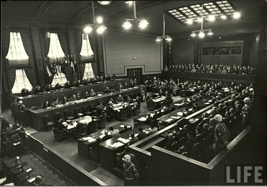1946年，远东国际军事法庭正在审判日本战犯，正前方为法官席。
