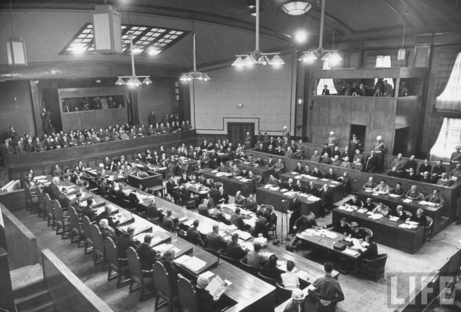 1946年，远东国际军事法庭正在审判日本战犯，正前方为被告席。