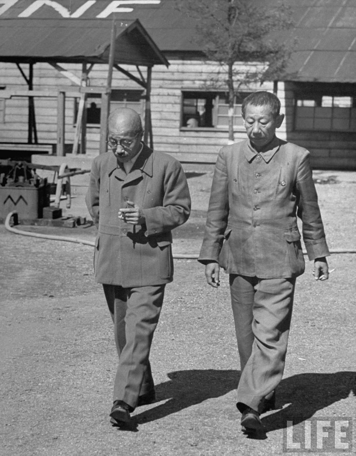 东条英机和桥本欣五郎在监狱中散步。