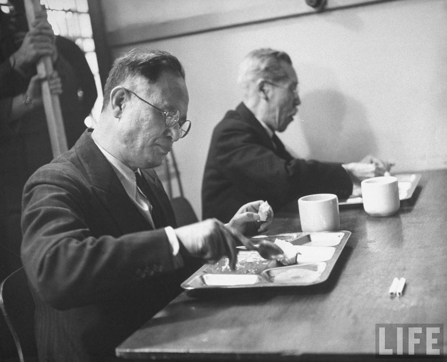 日本战犯重光葵在监狱中用餐。