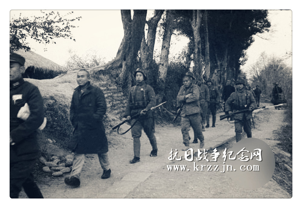 常德会战，图为日军士兵微笑着被俘虏。