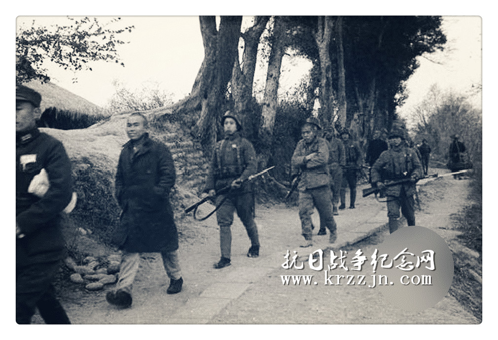 德会战，图为日军士兵微笑着被俘虏。
