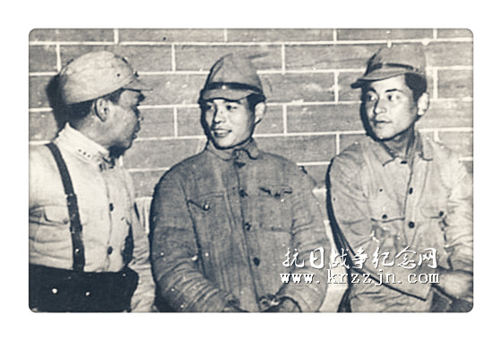 1942年1月，长沙，中国军官与日军战俘的交谈。