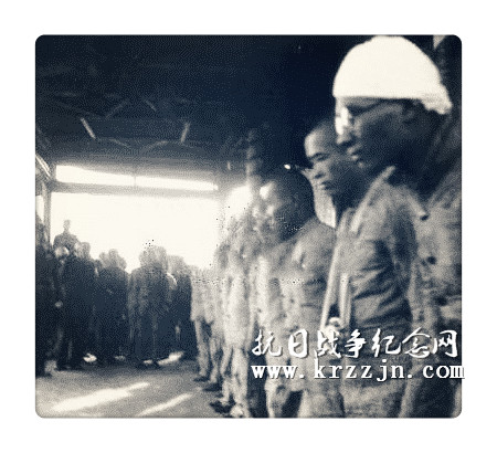 1939年6月，江西上饶举行的优待日俘反侵略宣传大会，被带上会场的日俘。