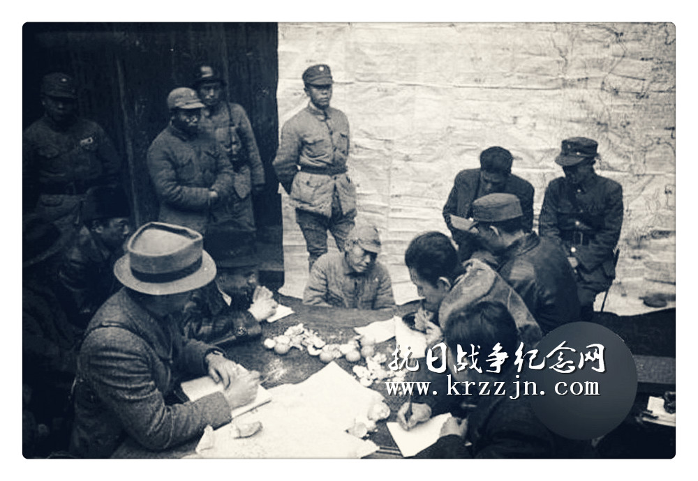 常德会战，图为日军战俘接受国军审问。
