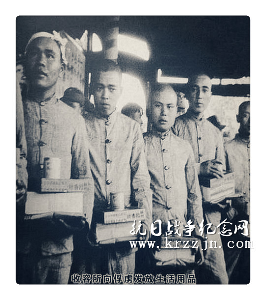 1939年6月，江西上饶举行的优待日俘反侵略宣传大会，发放生活用品后被带上会场的日俘。