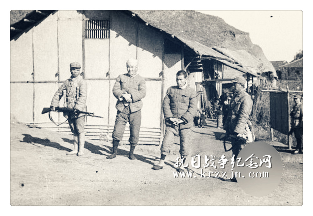 常德会战，图为国军士兵抓捕日军战俘。