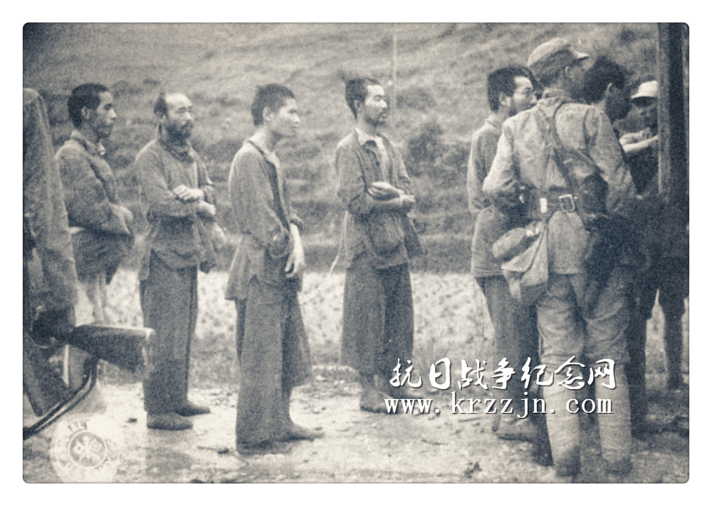 图为1944年10月7日，中国军队押送被俘的日军便衣奇袭队人员前往关押地，为防逃跑，将他们都用麻绳捆着。