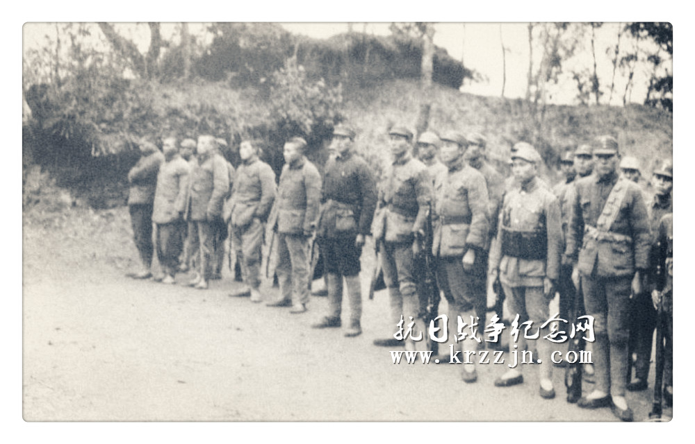 南战场上中国士兵押送被俘的五名日军到总部，包括一名军官。