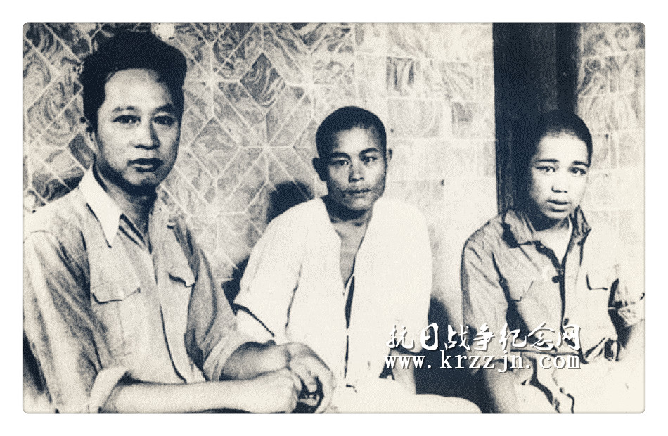 叶挺军长亲临前方医院看望被俘的日军士兵香河正男（右）。