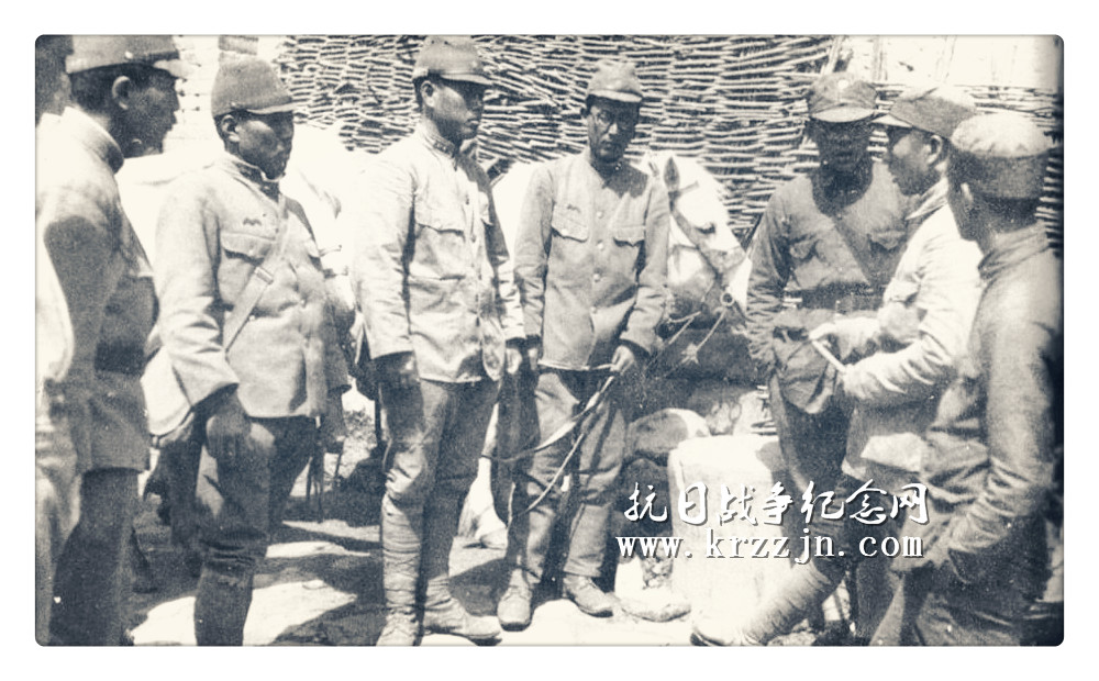 三五九旅在上、下细腰涧战斗中消灭日军千余人。图为王震（右二）向日军俘虏宣传政策。