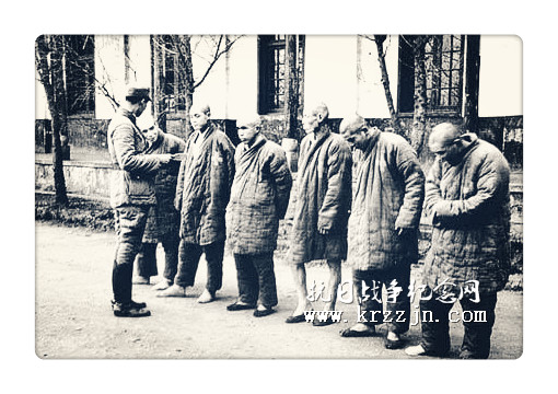 三次长沙会战后，被俘虏的日军官兵在收容所里接受早点名。