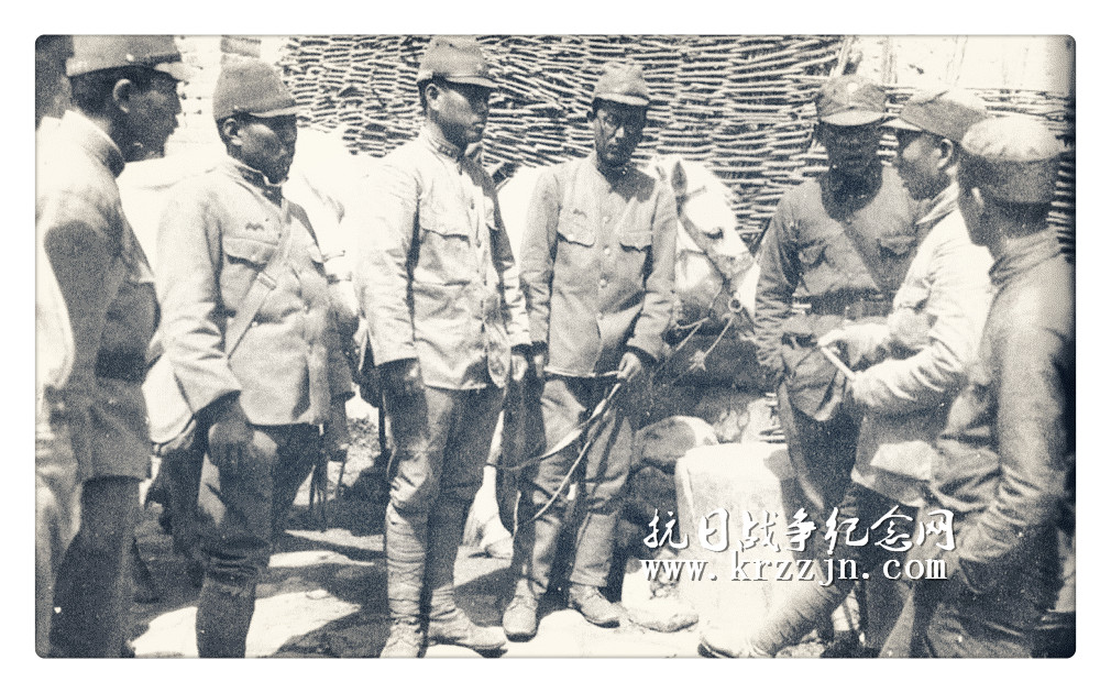 图为王震（右二）向日军俘虏宣传政策。