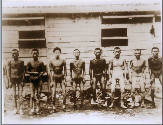 骨瘦如柴的中国劳工。图为中山寮部分劳工1945年10月照。